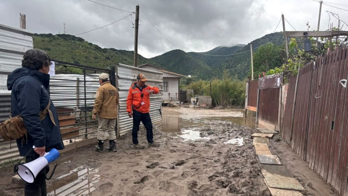 Alerta en Talagante por lluvias: evacúan preventivamente cerca de 100 viviendas de campamento