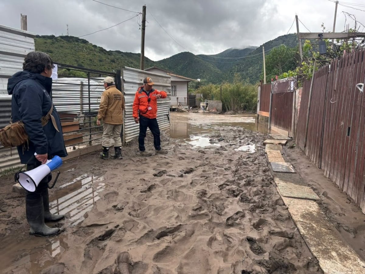 Alerta en Talagante por lluvias: evacúan preventivamente cerca de 100 viviendas de campamento