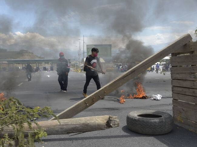 Grupos indigenas cortan uno de los accesos a la capital ecuatoriana Quito