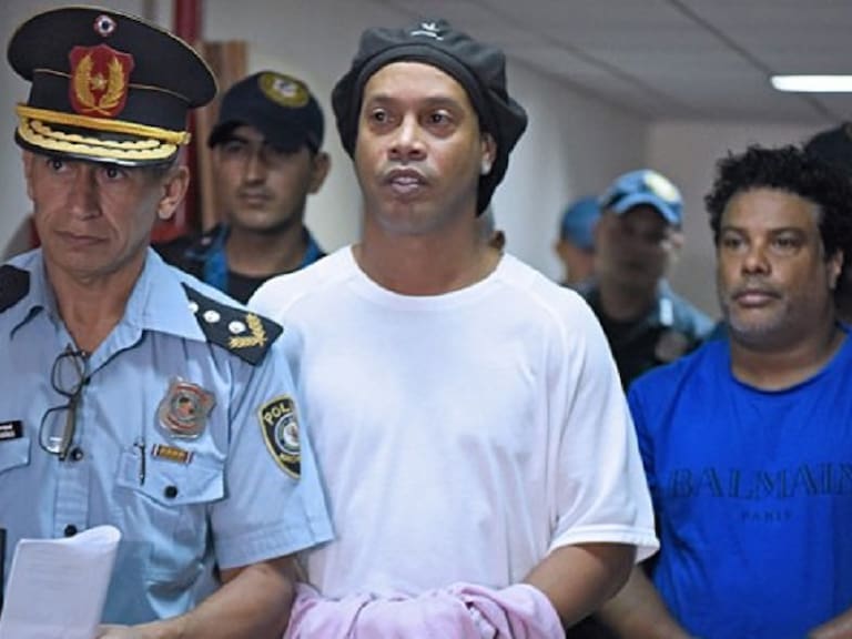 Entregan detalles de cómo son los días de Ronaldinho preso en Paraguay