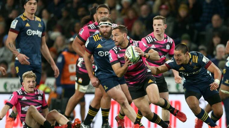DUNEDIN, NEW ZEALAND - JUNE 13: Aaron Cruden of the Chiefs makes a break during the round 1 Super Rugby Aotearoa match between the Highlanders and Chiefs at Forsyth Barr Stadium on June 13, 2020 in Dunedin, New Zealand. (Photo by Dianne Manson/Getty Images)