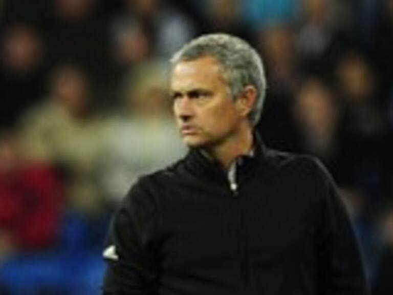 Mourinho: Es curioso que mes a mes Pellegrini diga que no me contesta, pero sí lo hace