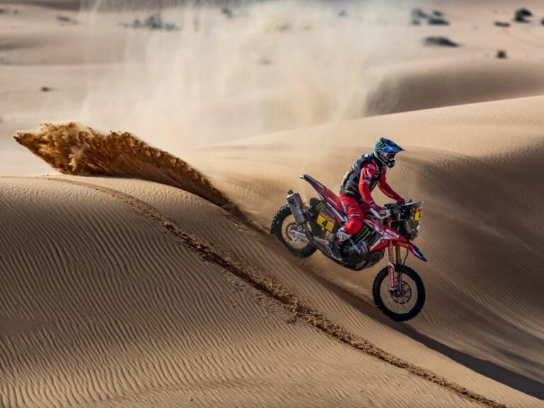 José Ignacio Cornejo ganó la octava etapa del Dakar y consolida su liderato en motos