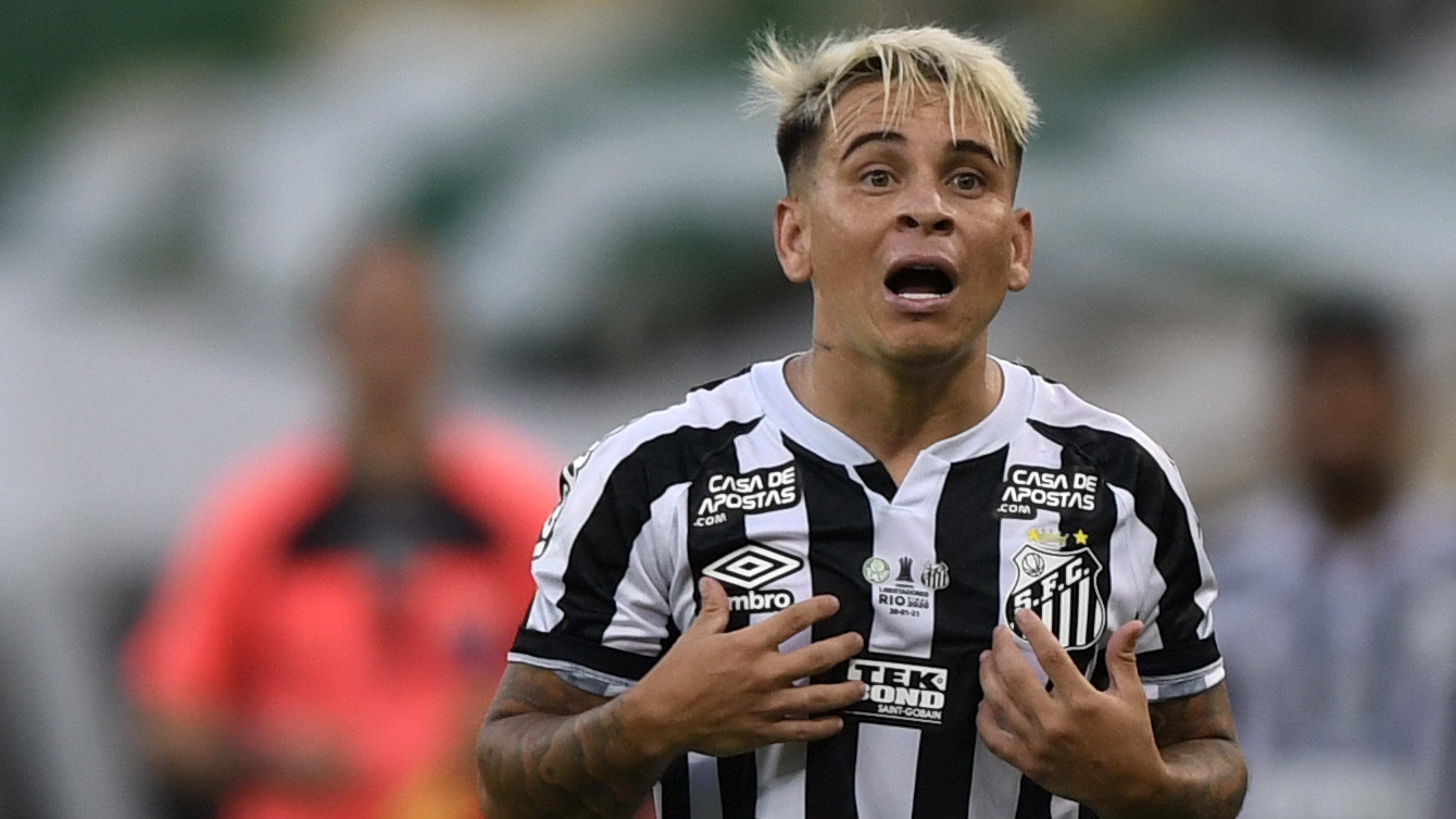 RIO DE JANEIRO, BRAZIL - JANUARY 30: Yeferson Soteldo of Santos reacts during the final of Copa CONMEBOL Libertadores 2020 between Palmeiras and Santos at Maracanã Stadium on January 30, 2021 in Rio de Janeiro, Brazil. (Photo by Mauro Pimentel – Pool/Getty Images)