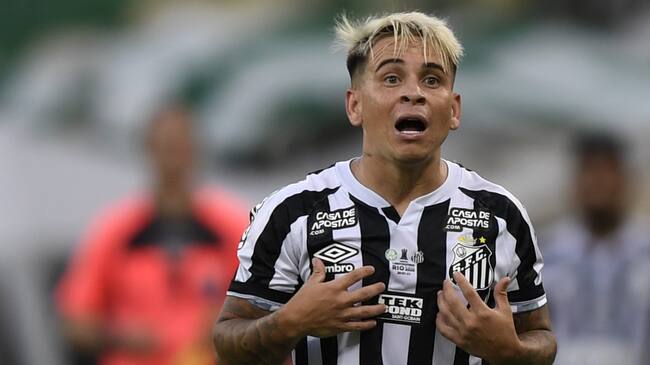 RIO DE JANEIRO, BRAZIL - JANUARY 30: Yeferson Soteldo of Santos reacts during the final of Copa CONMEBOL Libertadores 2020 between Palmeiras and Santos at Maracanã Stadium on January 30, 2021 in Rio de Janeiro, Brazil. (Photo by Mauro Pimentel – Pool/Getty Images)