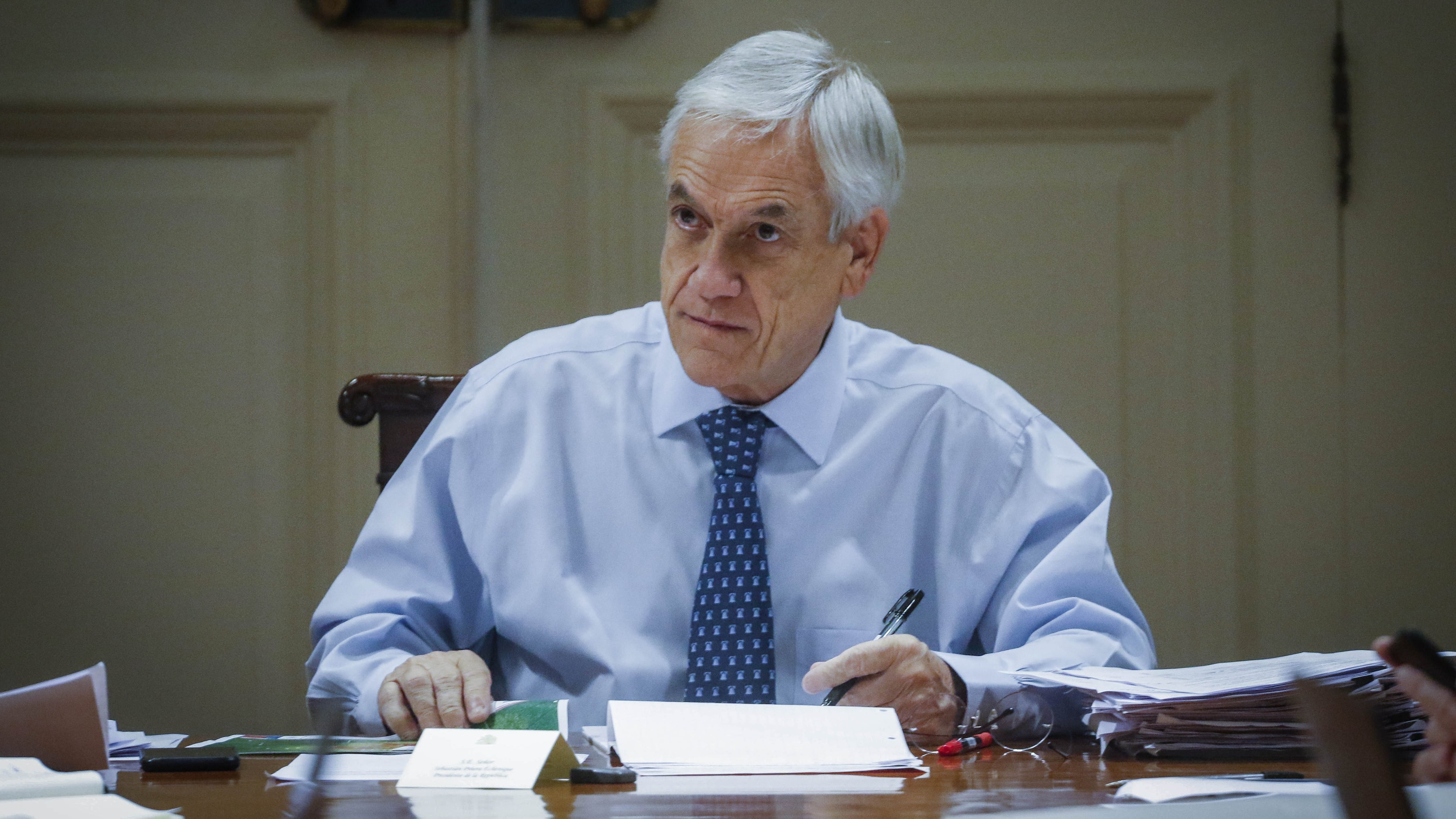 19 de marzo del 2020/SANTIAGOEl Presidente de la Republica, Sebastian Piñera, sostiene una reunión de coordinación con el Comité de Emergencia por el coronavirus, con los ministros del Interior, Defensa y la subsecretaria de Salud, en el Palacio de La Moneda.
FOTO: SEBASTIAN BELTRAN GAETE/AGENCIAUNO