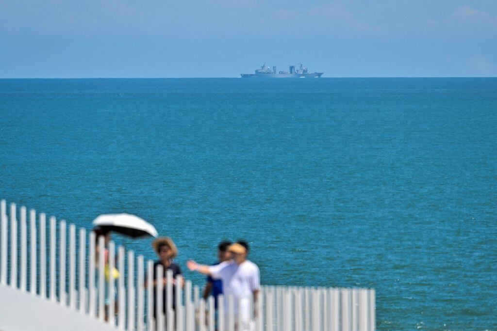 Un barco militar de China visto desde la orilla de la isla de Taiwán