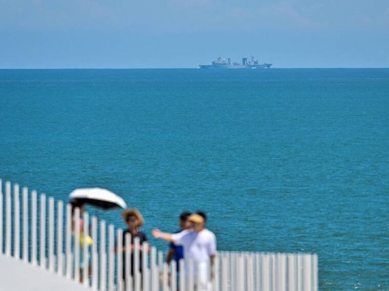 Un barco militar de China visto desde la orilla de la isla de Taiwán