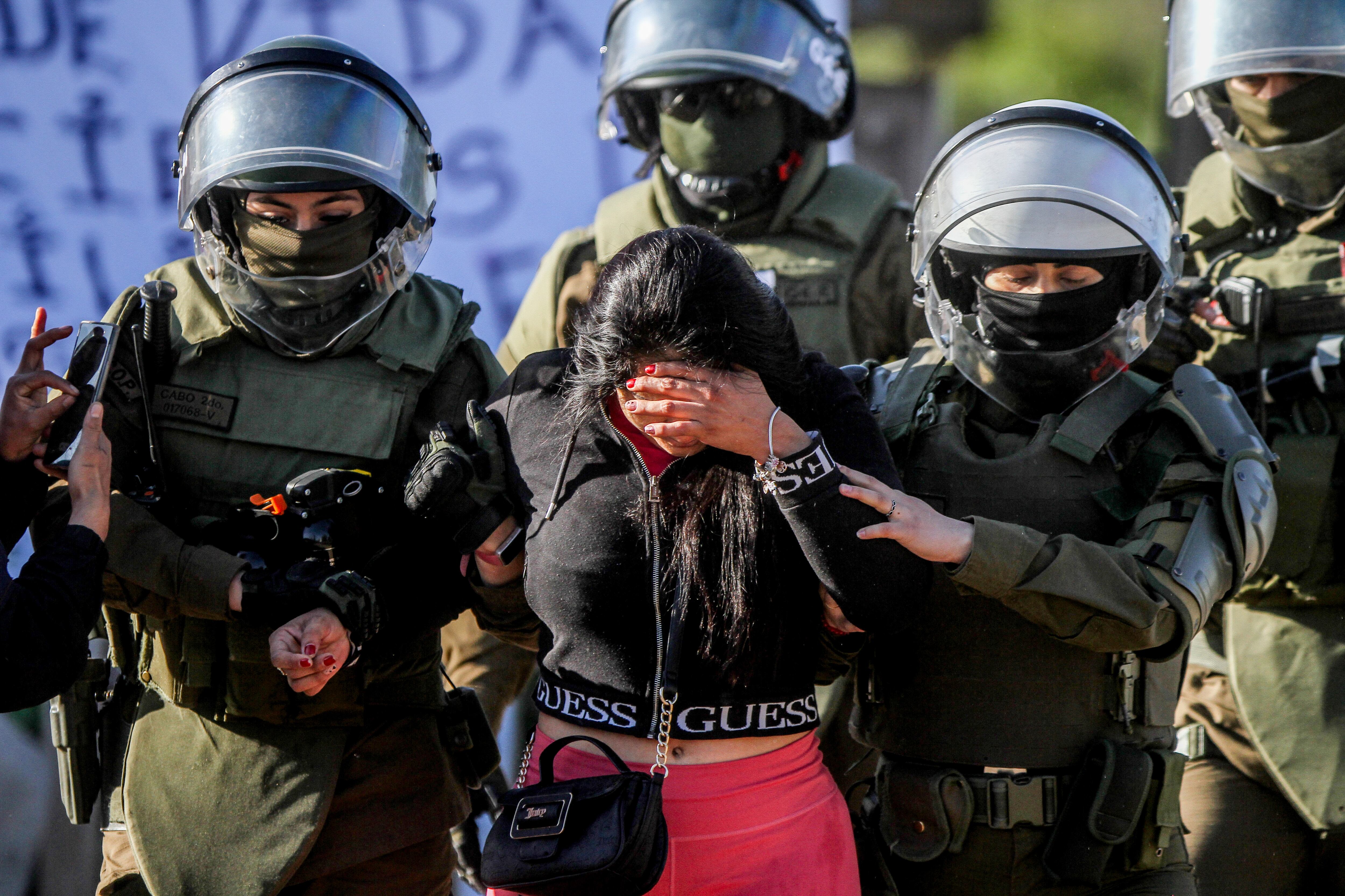 9 de octubre de 2025/LA FLORIDAUna mujer es detenida por Catabineros durante el desalojo de la toma "Dignidad" en la comuna de La Florida.
FOTO: AGENCIAUNO