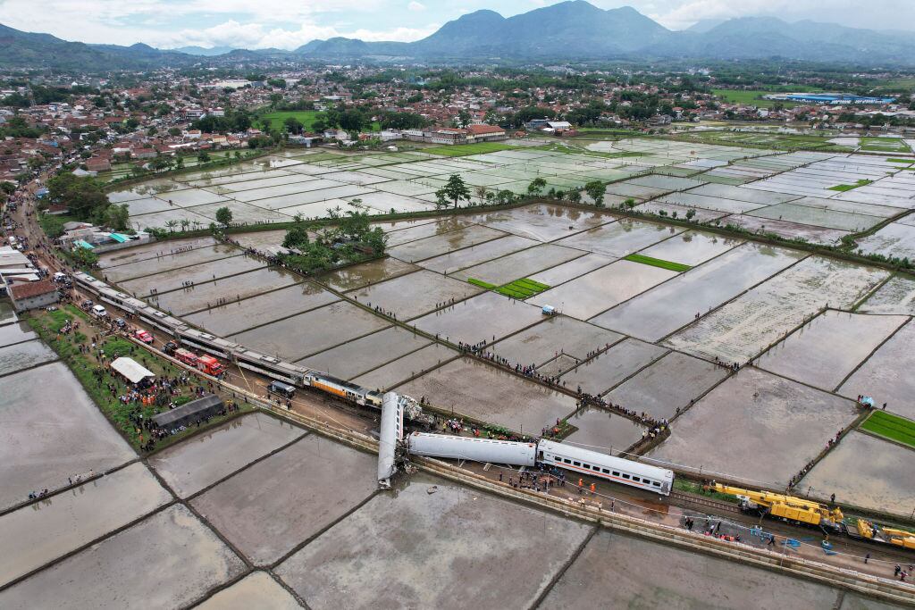 Vista aérea del choque de dos trenes en las cercanías de Cicalengka, en la región de Java Occidental, que deja personas muertas y heridas en Indonesia.