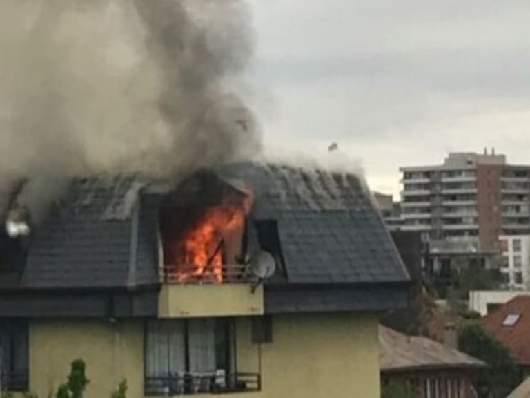 Bomberos trabajan en incendio en altura en la comuna de Providencia