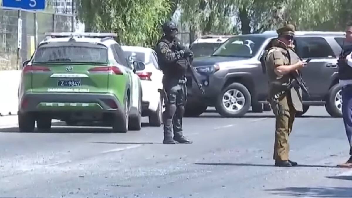 Accidente de tránsito en Autopista Central: encuentran a una persona muerta y a otros dos heridos al interior de auto, todos con impactos balísticos