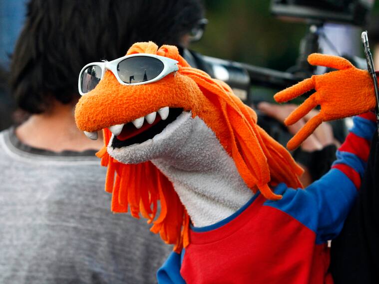 En la foto, el títere "Lagarto Murdock"