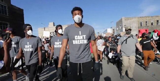 Jugadores de Milwaukee Bucks marchan en contra del racismo