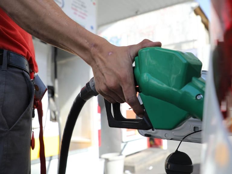 Sube el precio de las bencinas: dónde están las estaciones más baratas de la RM