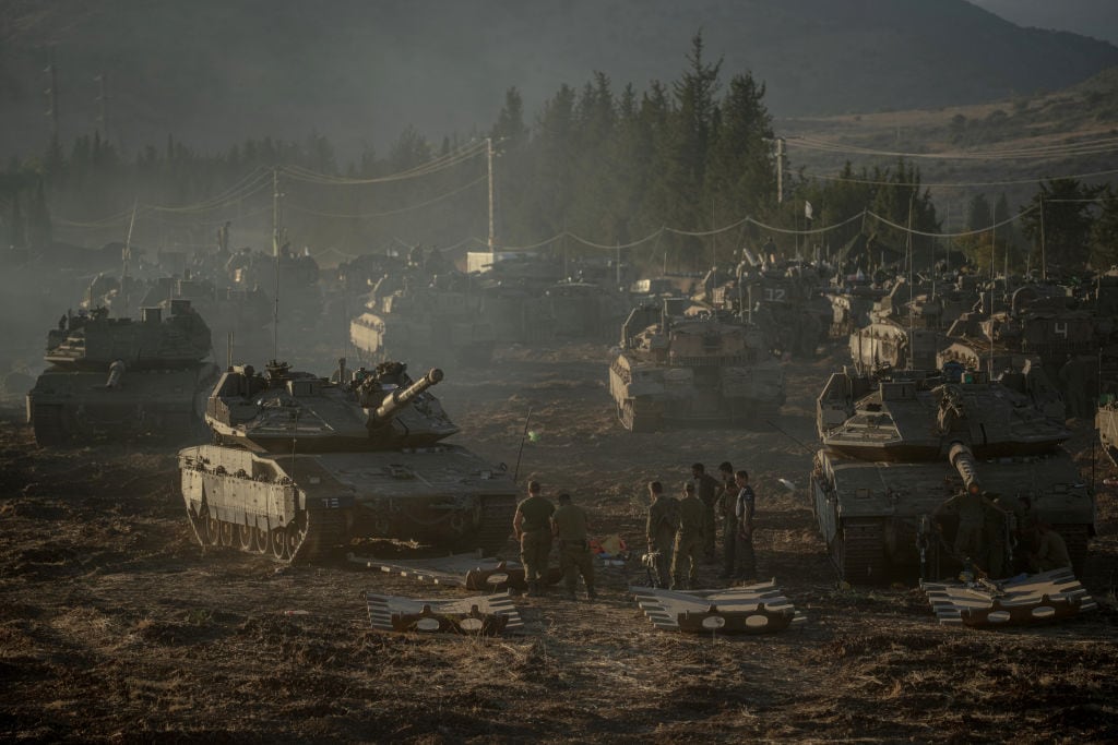 Los tanques del ejército de Israel se alistaban antes de invadir el territorio del Líbano en Medio Oriente