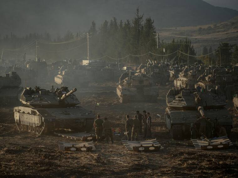 Los tanques del ejército de Israel se alistaban antes de invadir el territorio del Líbano en Medio Oriente