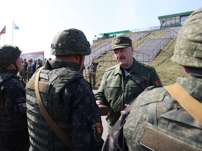 El presidente bielorruso Alexander Lukashenko visitando a sus tropas