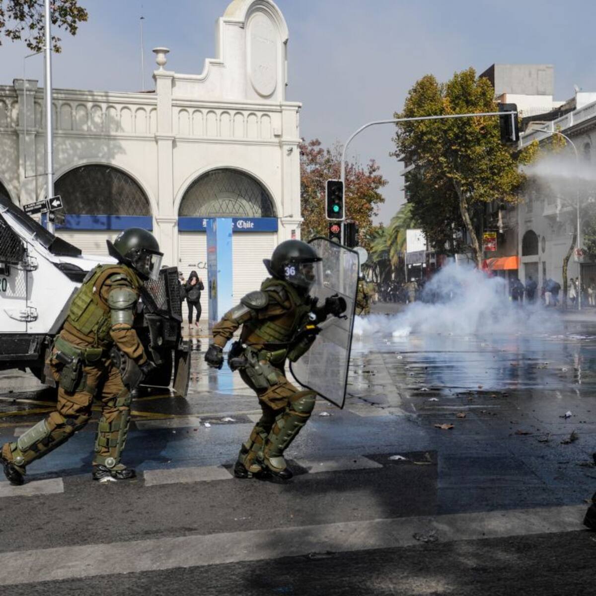 Disturbios tras marcha estudiantil en el centro de Santiago: cierre de estaciones y desvíos