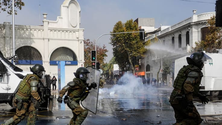 Disturbios por marcha estudiantil en el centro de Santiago: Metro cierra estación y reportan desvíos