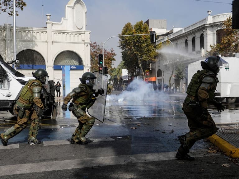 Disturbios tras marcha estudiantil en el centro de Santiago: cierre de estaciones y desvíos