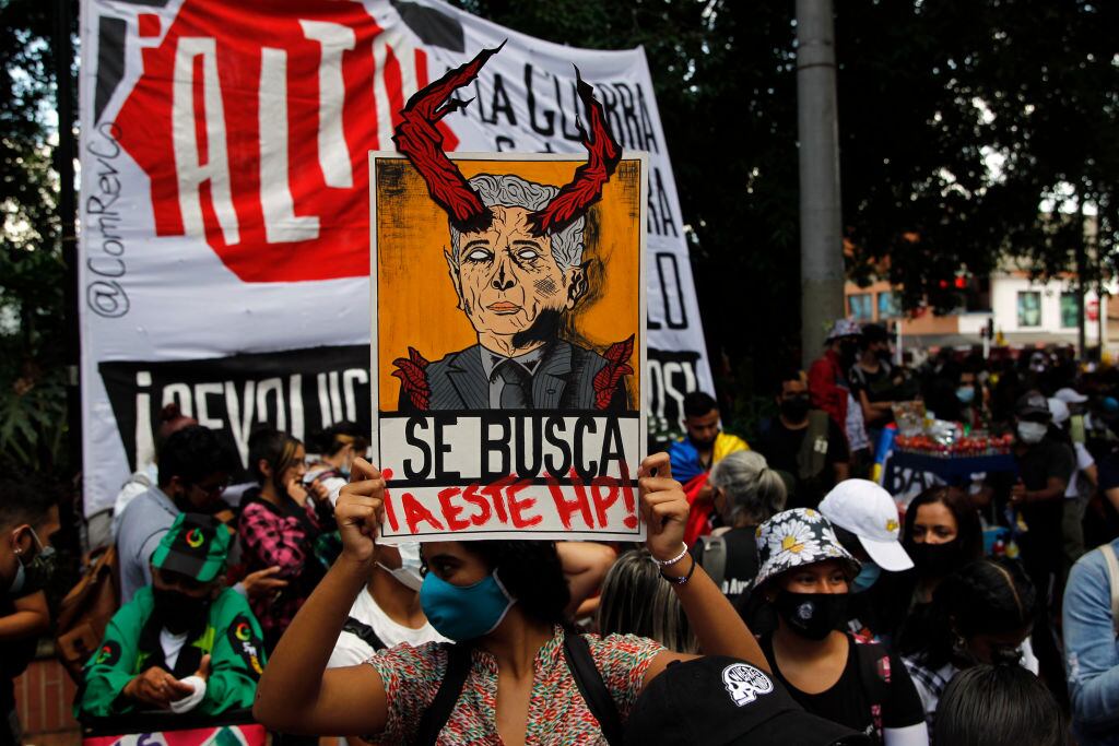 Protestas en Medellín y se observa un cartel de «se busca» a Álvaro Uribe