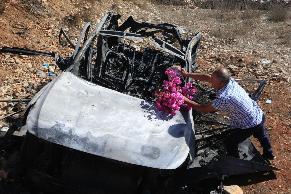 Hombre deja ofrenda donde fallecieron personas de Líbano por ataque de Israel