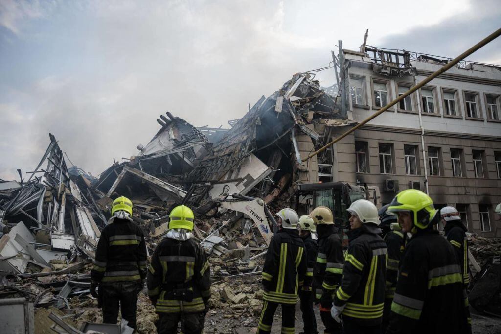 Bomberos observan la destrucción de un edificio en Odesa de Ucrania