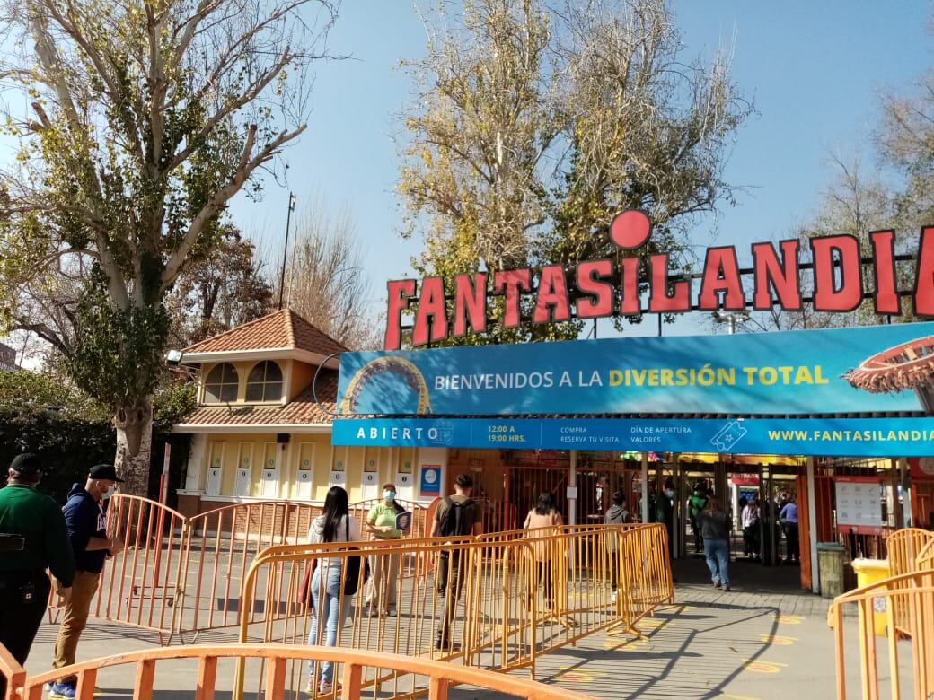 Fila en acceso a Fantasilandia / ADN.CL