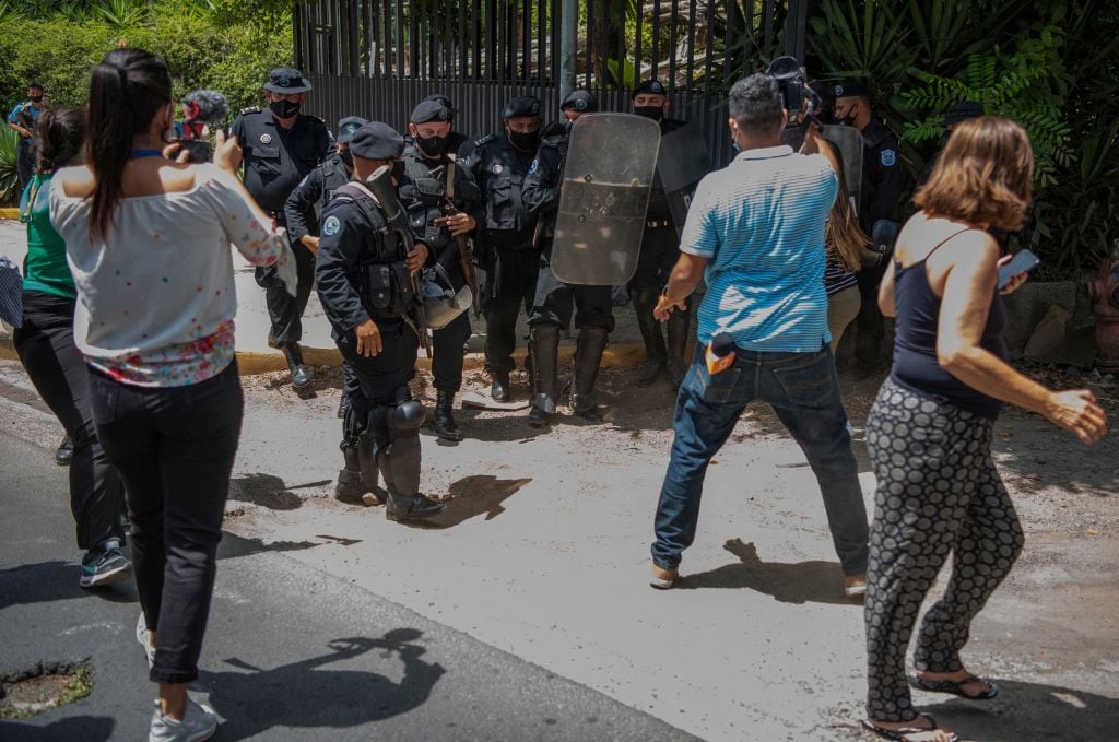 Policías impiden el paso de periodistas ante el hogar de Cristiana Chamorro