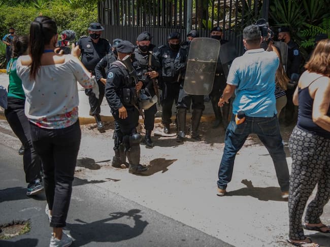 Policías impiden el paso de periodistas ante el hogar de Cristiana Chamorro
