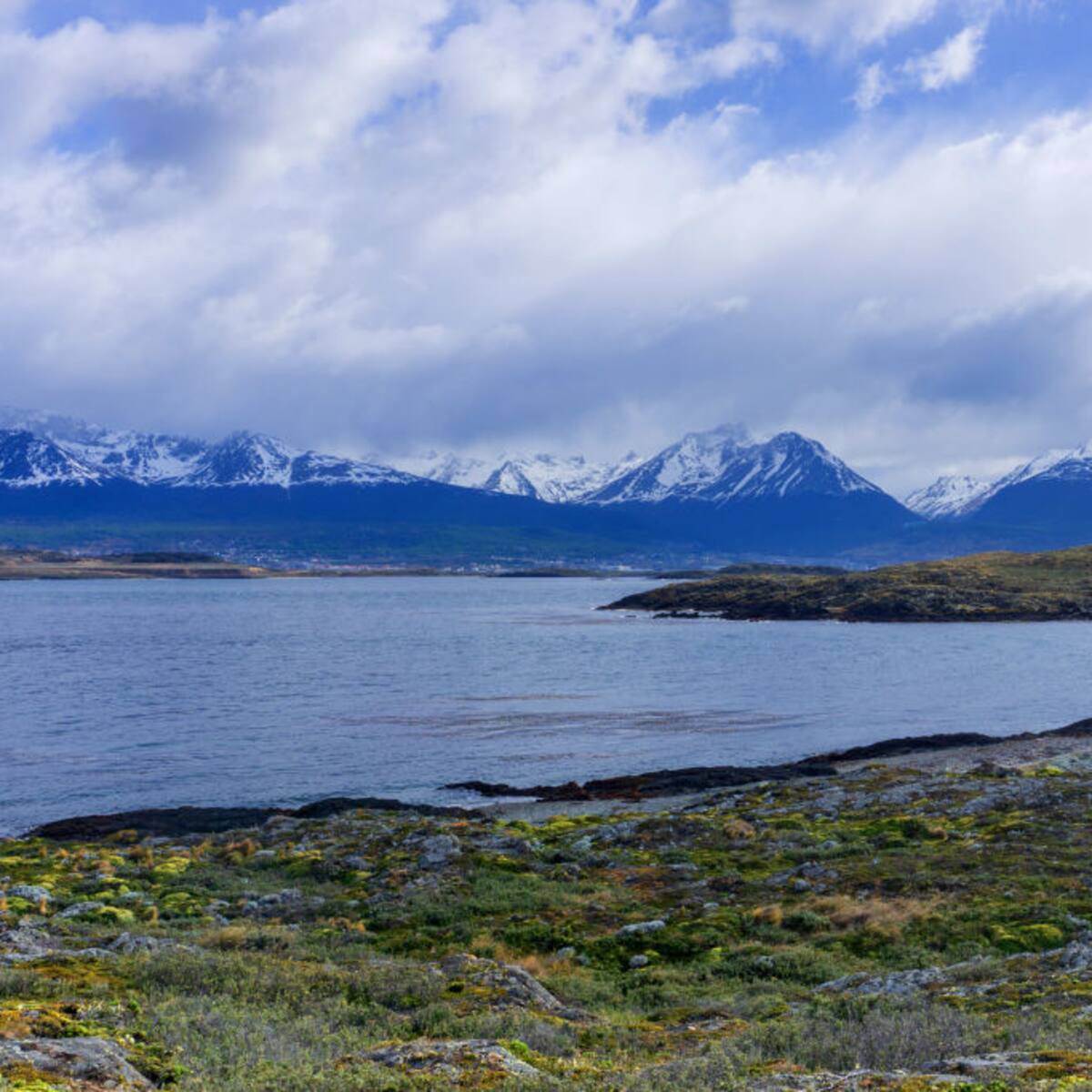 Tragedia en Ushuaia: chileno muere tras caer por un barranco en Argentina