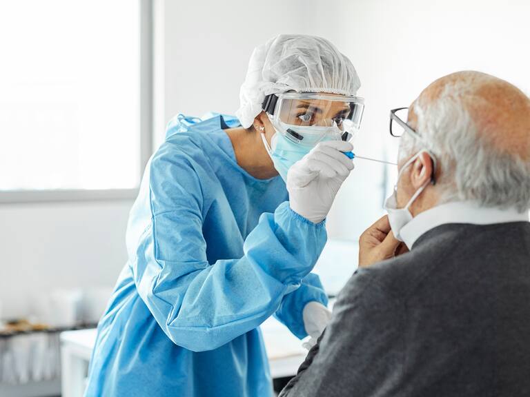 Se superaron los dos mil casos: Minsal confirmó la cifra más alta de contagiados desde julio | Getty Images