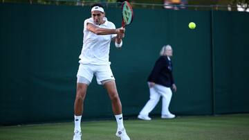 Alejandro Tabilo rompe la “maldición chilena” en Grand Slams y avanza a segunda ronda en Wimbledon