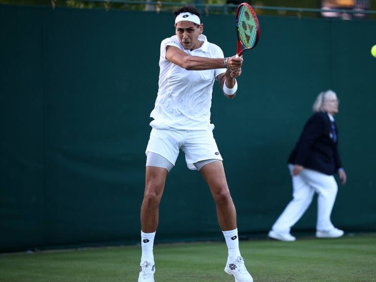 Alejandro Tabilo rompe la “maldición chilena” en Grand Slams y avanza a segunda ronda en Wimbledon