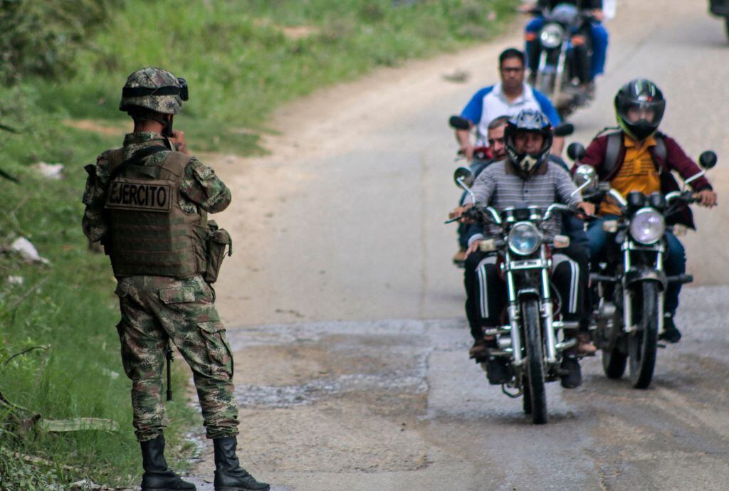 Militares custodian del crimen organizado a las rutas en Colombia