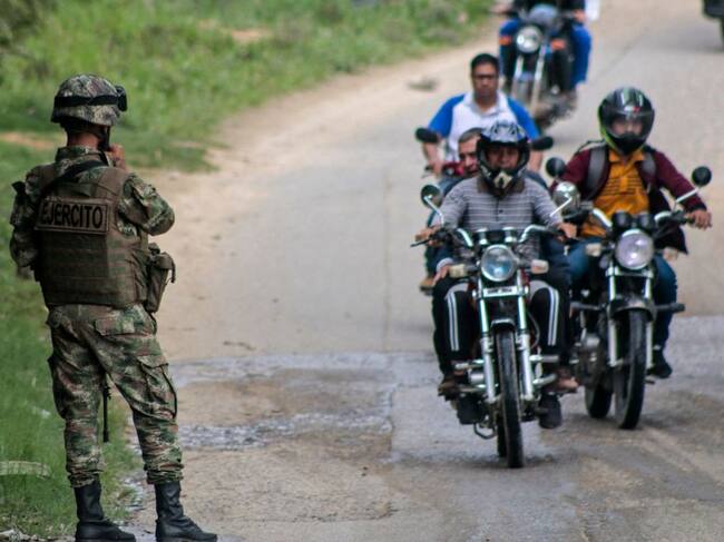 Militares custodian del crimen organizado a las rutas en Colombia