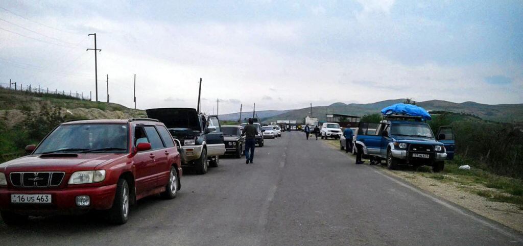 Cientos de vehículos dejan Nagorno Karabaj hacia Armenia