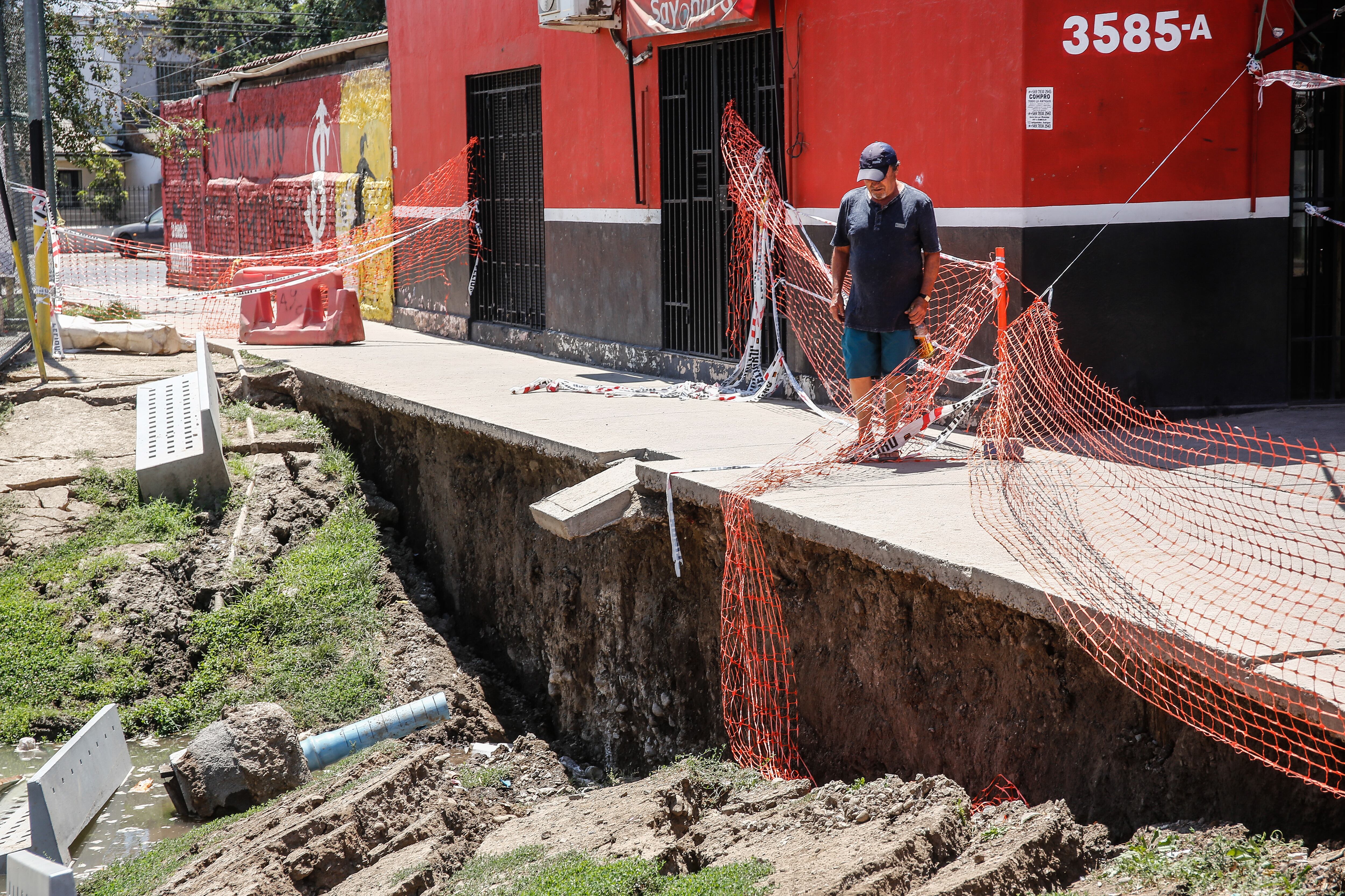 26 DE ENERO DE 2025 / SANTIAGOEl 23 de enero se inició una fractura de pavimento que terminó en un socavón en una multi cancha ubicada en Baron de Juras Reales con Santa Inés en la comuna de Conchalí
FOTO: DIEGO MARTIN /AGENCIAUNO