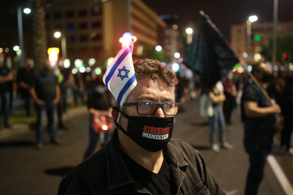 Israelíes con mascarillas protestan en contra de Benjamín Netanyahu