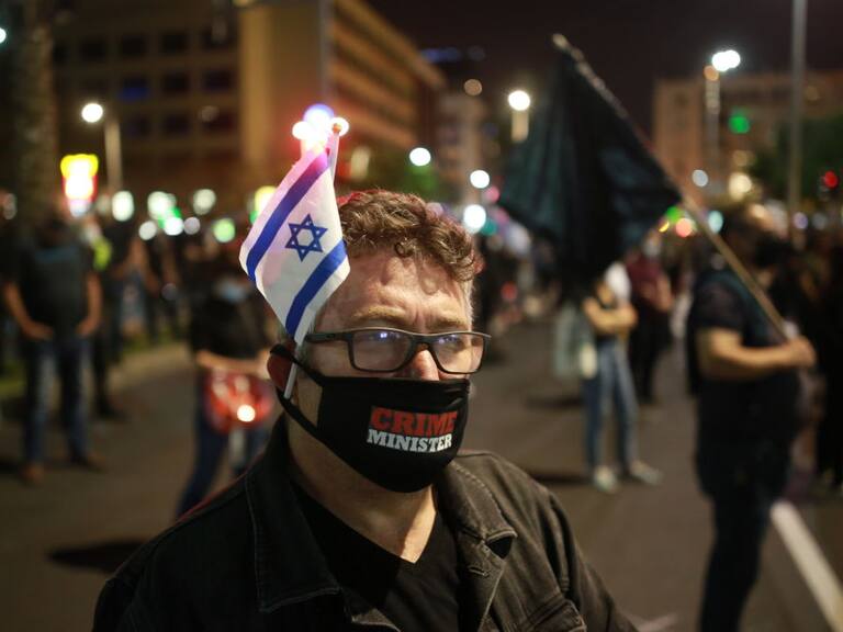 Israelíes con mascarillas protestan en contra de Benjamín Netanyahu