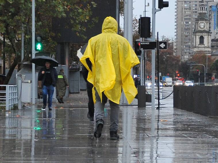 13 DE JUNIO DEL 2024 / SANTIAGO
Las precipitaciones marcarán la jornada en la capital. Según el pronóstico del tiempo entregado por la Dirección Meteorológica de Chile, la Región Metropolitana tendrá lluvias de modo prolongadas e intensas.
FOTO: VICTOR HUENANTE / AGENCIAUNO