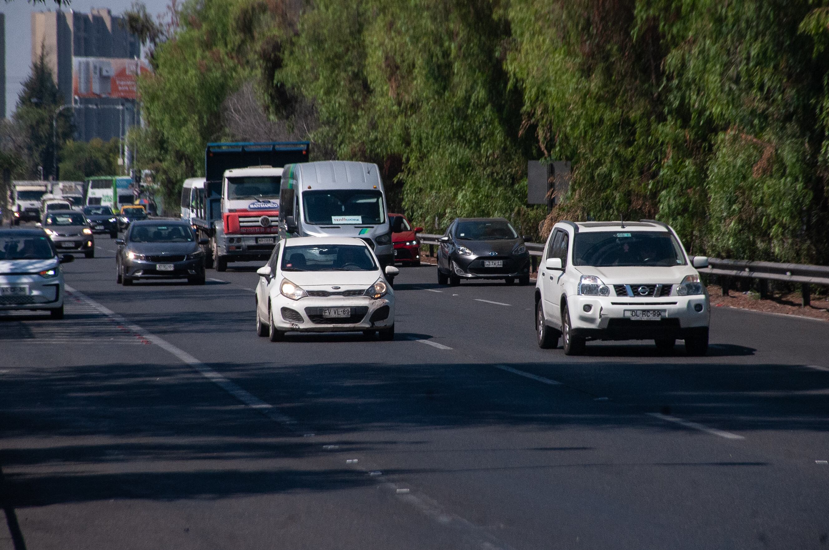 02 DE ABRIL DEL 2026 / SANTIAGOAlto flujo vehicular se registra a la altura de la Pasarela Pajaritos y la estación de Metro del mismo nombre, en la comuna de Estación Central, en el marco del fin de semana largo por Semana Santa. El sector, cercano al terminal de buses Pajaritos y a la salida hacia la Ruta 68, concentra el desplazamiento de vehículos que abandonan la capital.
FOTO: VICTOR HUENANTE / AGENCIAUNO