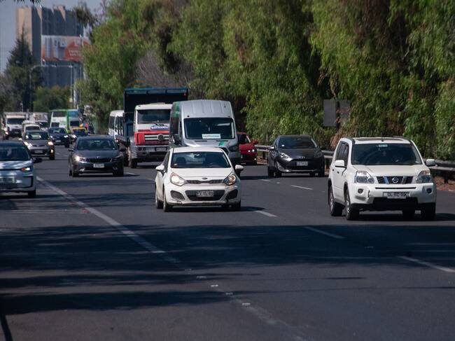 02 DE ABRIL DEL 2026 / SANTIAGO
Alto flujo vehicular se registra a la altura de la Pasarela Pajaritos y la estación de Metro del mismo nombre, en la comuna de Estación Central, en el marco del fin de semana largo por Semana Santa. El sector, cercano al terminal de buses Pajaritos y a la salida hacia la Ruta 68, concentra el desplazamiento de vehículos que abandonan la capital.
FOTO: VICTOR HUENANTE / AGENCIAUNO