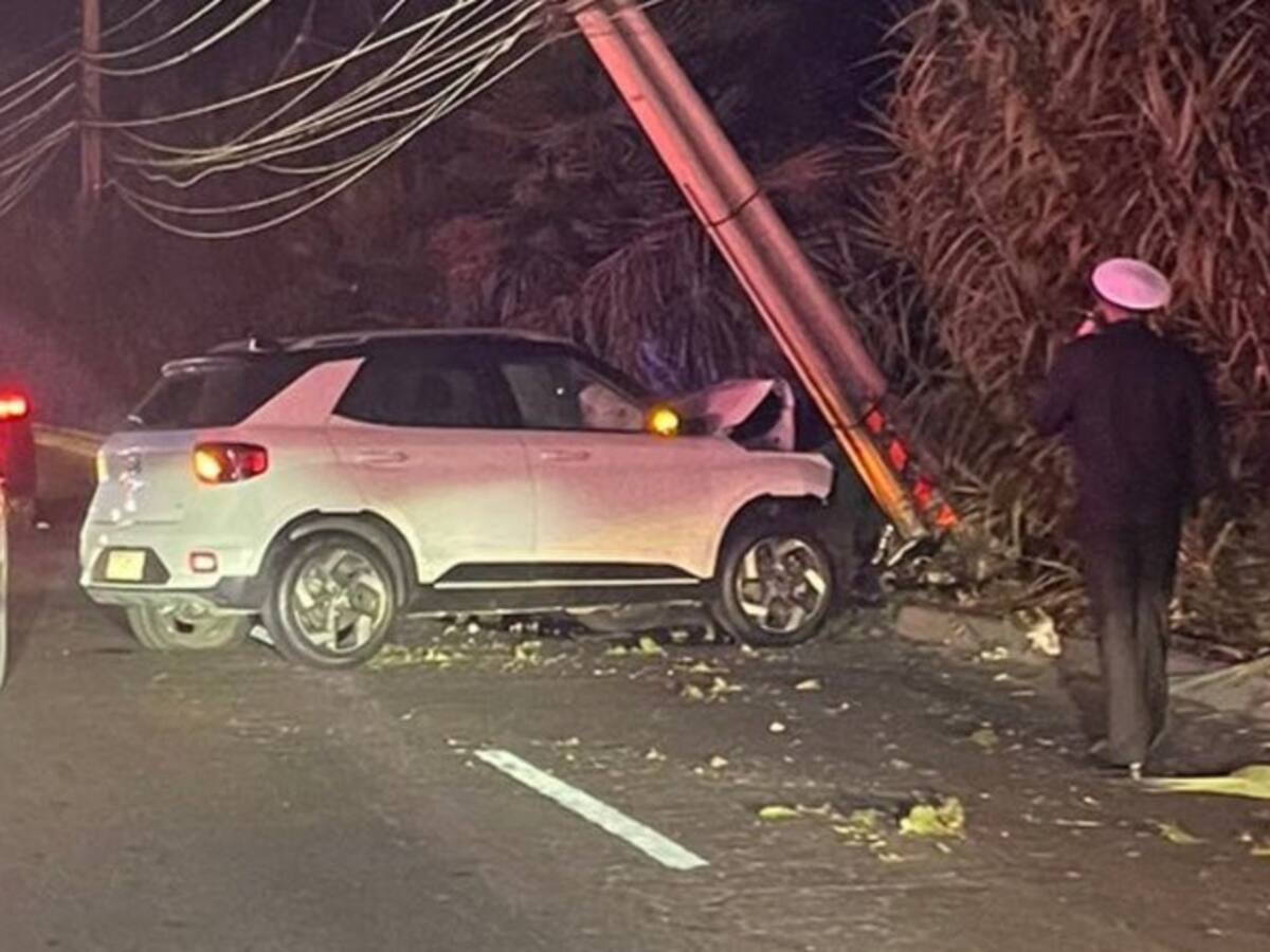 Detienen a teniente de la Armada tras chocar en estado de ebriedad contra un poste en Viña del Mar: dejó cerca de 3 mil hogares sin luz