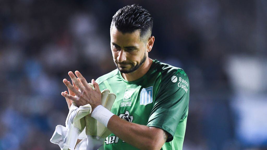 AVELLANEDA, ARGENTINA - FEBRUARY 09: Gabriel Arias of Racing Club greets the fans after receiving a red card during a match between Racing Club and Independiente as part of Superliga 2019/20 at Presidente Peron Stadium on February 9, 2020 in Avellaneda, Argentina. (Photo by Rodrigo Valle/Getty Images)