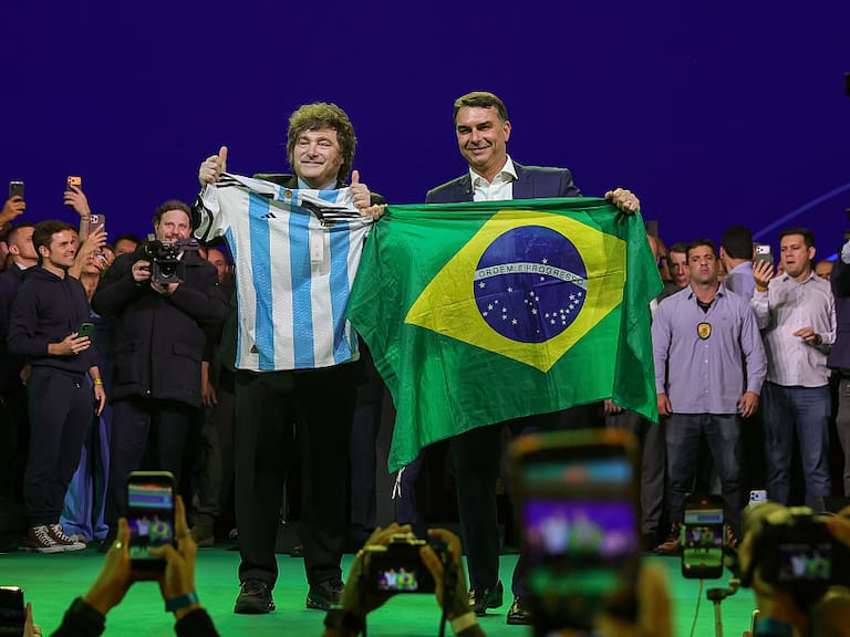 Javier Milei y Flávio Bolsonaro | Getty Images