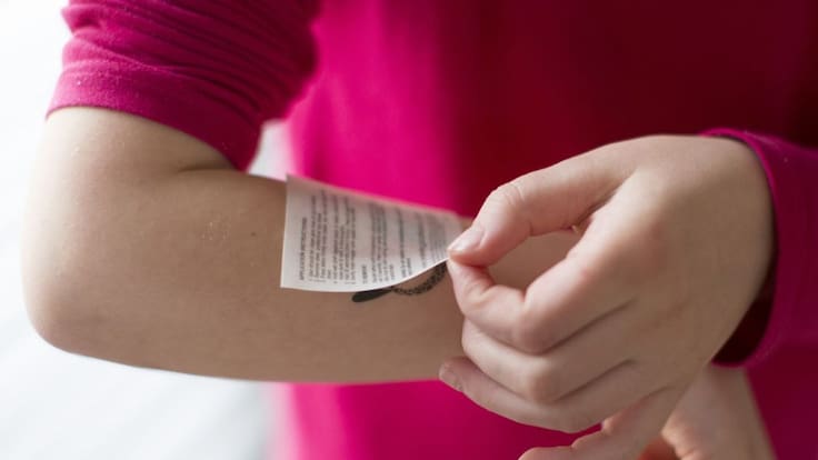 Así funciona el tatuaje temporal que te avisa si alguien te intentan drogar