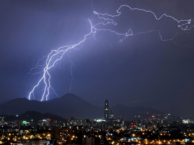 Declaran Alerta Temprana Preventiva en diez comunas de la Región Metropolitana por tormentas eléctricas