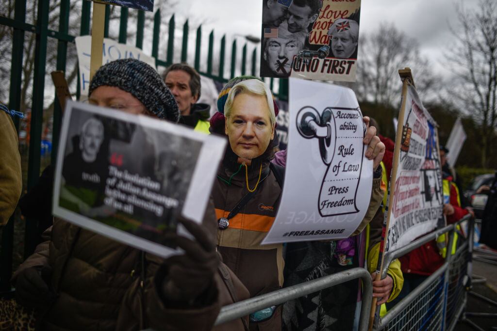 Manifestantes piden la libertad del activista Julian Assange